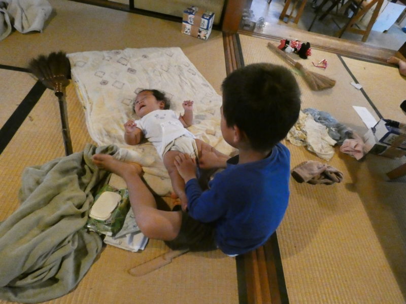 おむつを換える