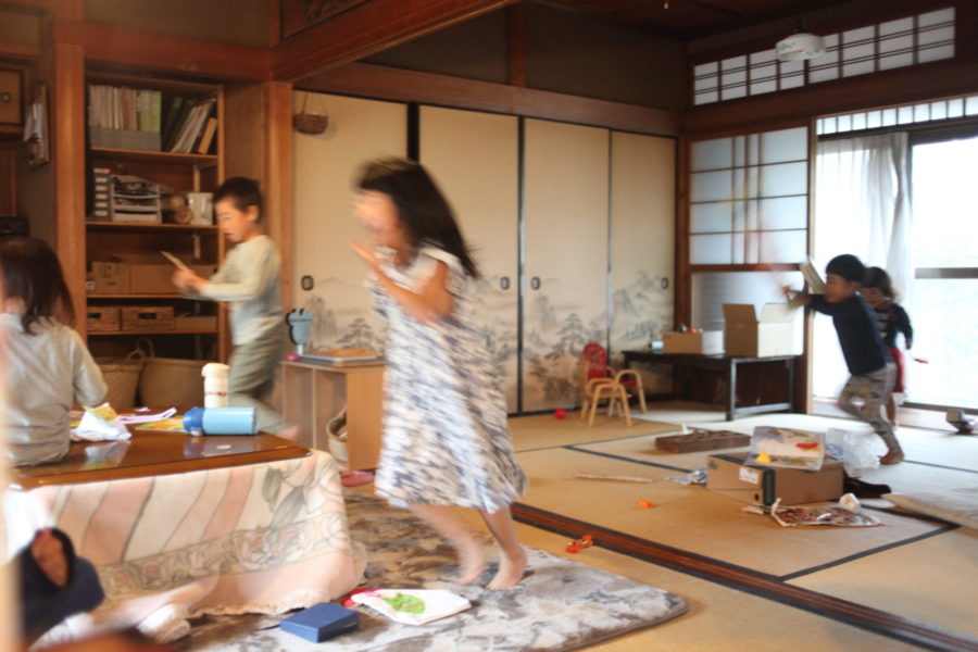 家の中で走る