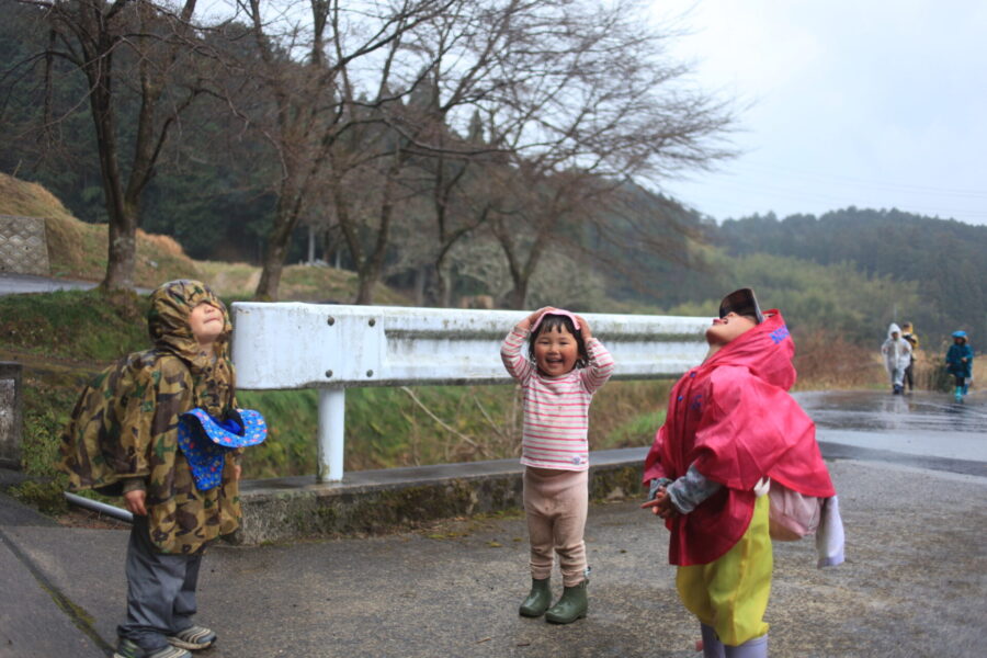 雨を飲む