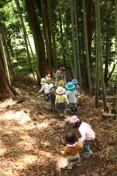 ついていく子どもたち