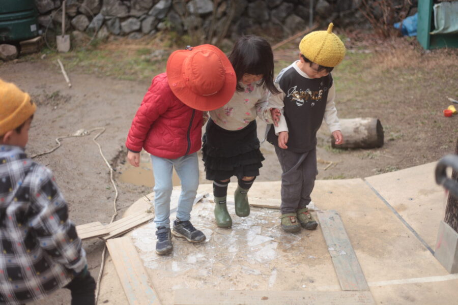 氷を割る