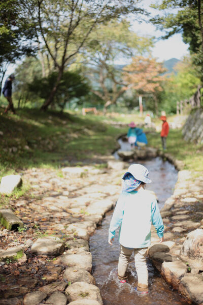 川の中へ
