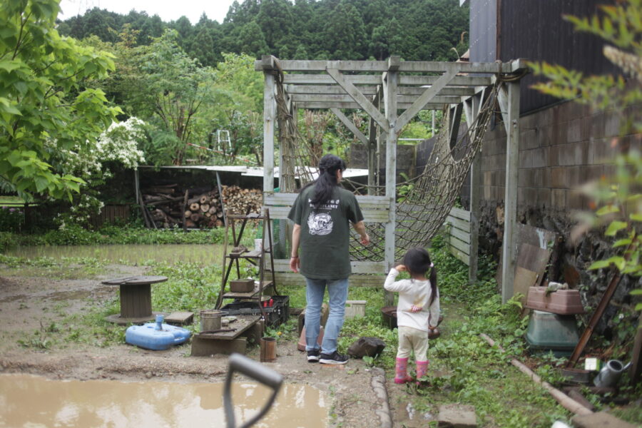 外で遊ぶ