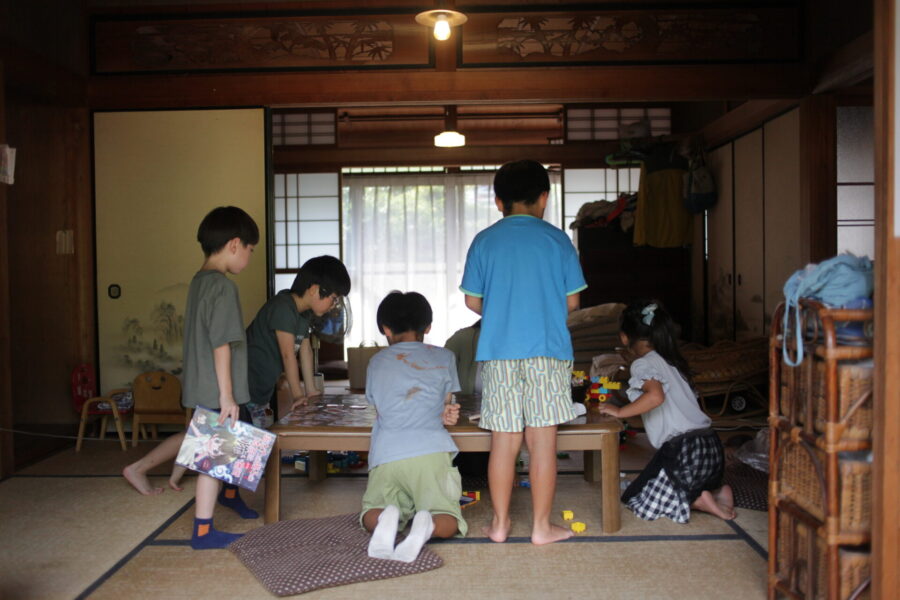 家の中で遊ぶ