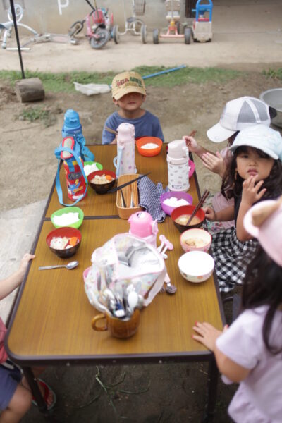 お昼ご飯を食べる