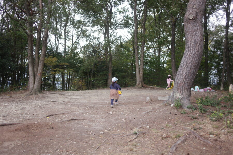 砂埃から避難する