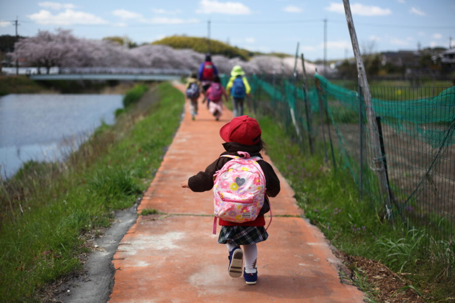 みんなを追うリュックを背負った女の子